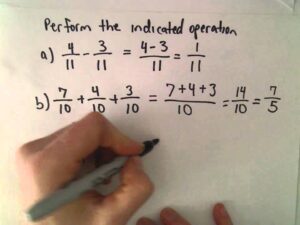 manos calculando con fracciones y numeros