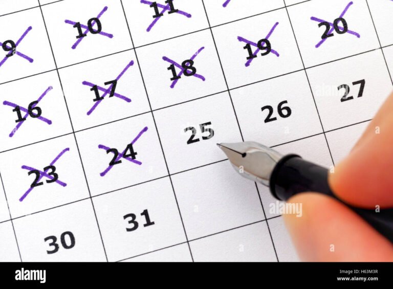 Se Acumula El Progresar Si No Cobro El Beneficio Un Mes 2 manos con monedas y calendario desenfocado