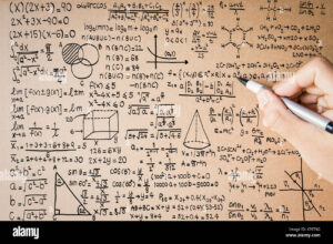 manos escribiendo ecuaciones matematicas en papel