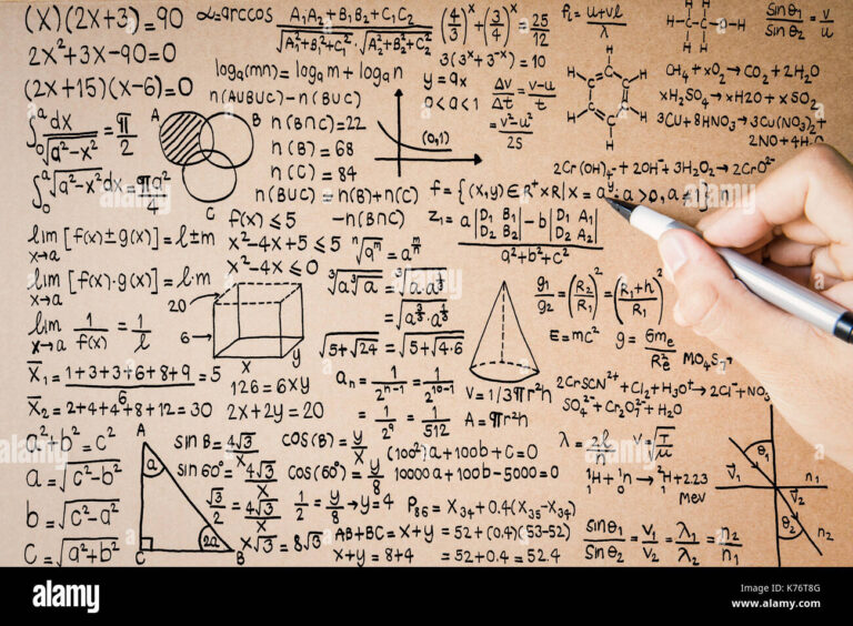 manos escribiendo ecuaciones matematicas en papel