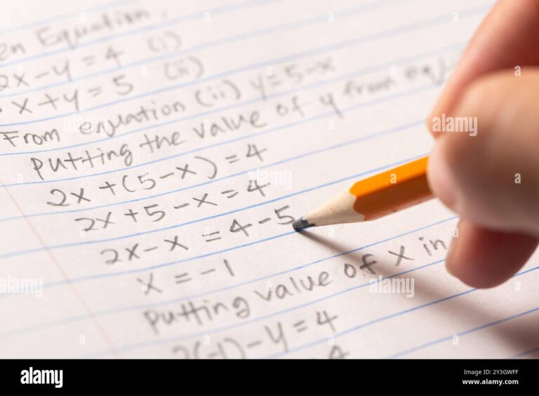 Cómo Resolver Ejercicios De Mínimo Común Múltiplo Paso A Paso 2 manos escribiendo solucion matematica en papel