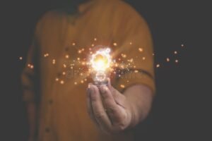 Por qué la tecnología avanza más por descubrimientos, inventos o innovaciones 2 manos sosteniendo bombilla y engranajes brillantes