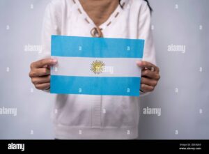 manos sosteniendo dni argentino azul