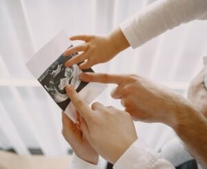 Cómo solicitar una copia de tu partida de nacimiento en Buenos Aires 17 manos sosteniendo partida de nacimiento argentina