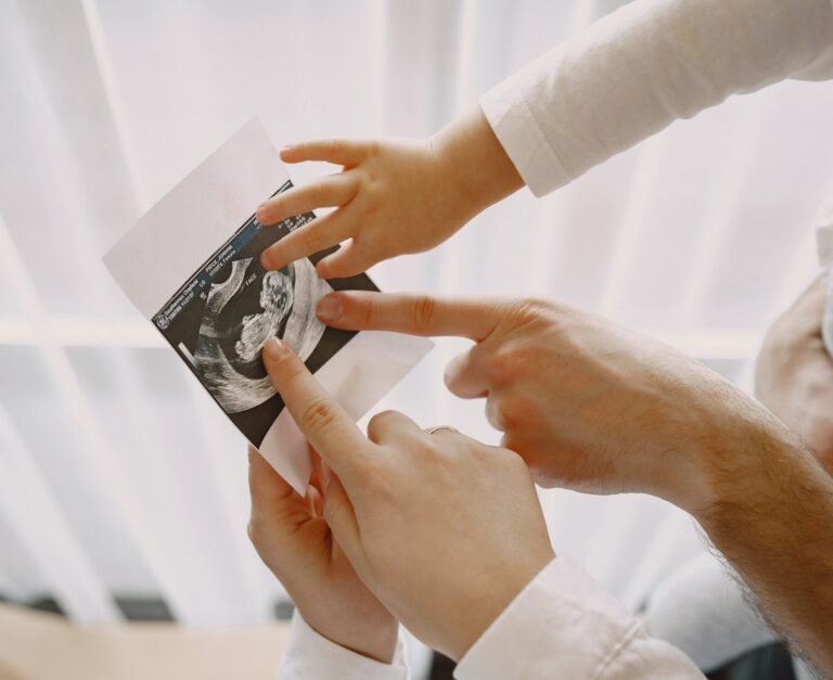 manos sosteniendo partida de nacimiento argentina