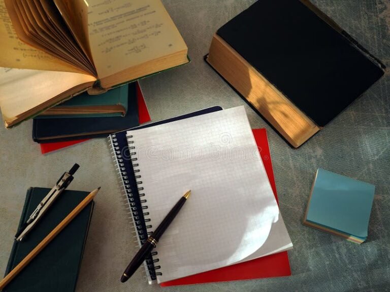 mesa con libros cuadernos y boligrafos
