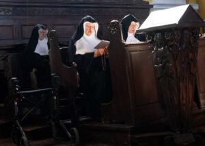 Qué son las Esclavas del Sagrado Corazón de Jesús y cuál es su misión 32 monjas rezando en convento antiguo