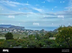 montanas y ciudad vistas desde altura aerea