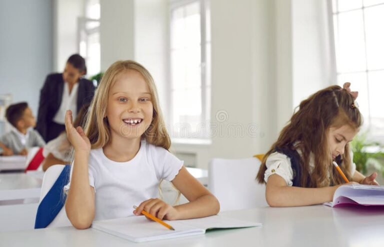 nina entregando dibujo a maestra sonriente