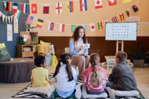 Qué carreras elegir para estudiar y ser maestra de primaria 2 nina y maestra en aula colorida primaria