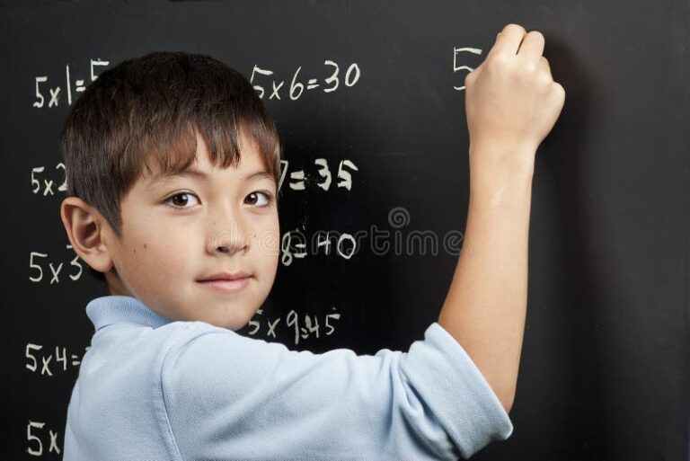 nino aprendiendo multiplicacion en pizarra