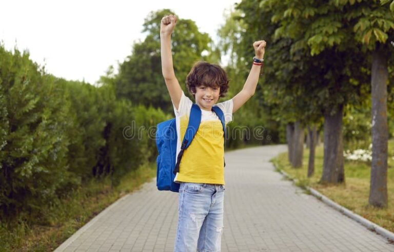 nino caminando hacia escuela rural alegre