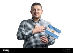 nino con mano en el corazon bandera argentina
