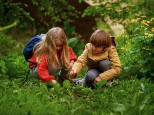 nino explorando naturaleza en jardin infantil