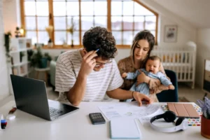 nino feliz con adulto en oficina administrativa