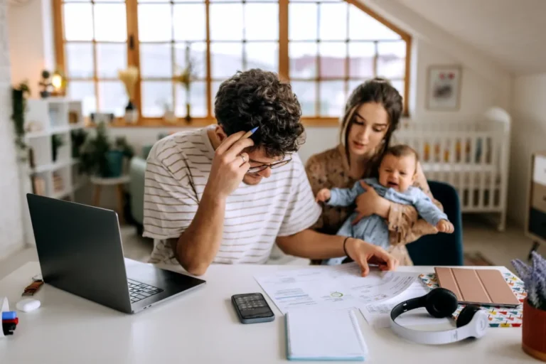Cuándo y cómo tramitar el carnet del niño en edad escolar 2 nino feliz con adulto en oficina administrativa
