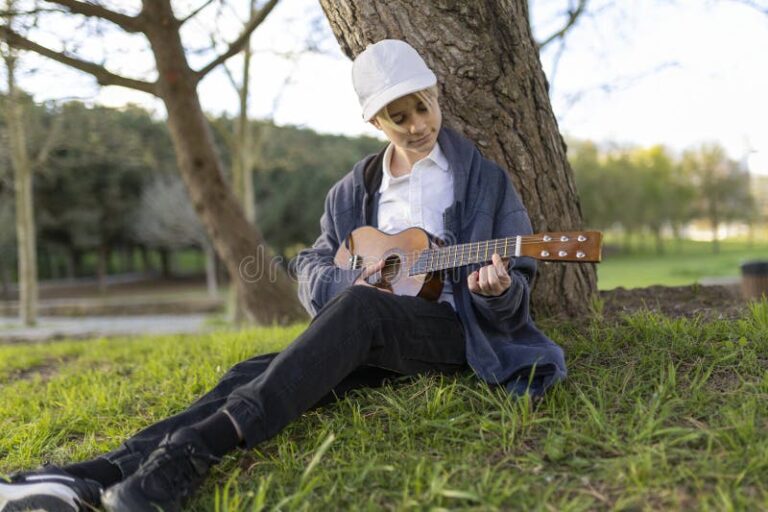 Cuál es la mejor guitarra para niños de 8 años para empezar 2 nino feliz tocando guitarra acustica pequena