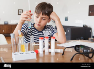 nino haciendo experimento cientifico en casa