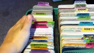 Cómo aprender a ordenar alfabéticamente palabras paso a paso 24 nino organizando tarjetas con palabras coloridas