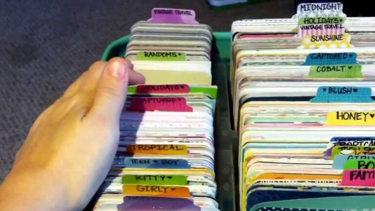 Cómo aprender a ordenar alfabéticamente palabras paso a paso 2 nino organizando tarjetas con palabras coloridas