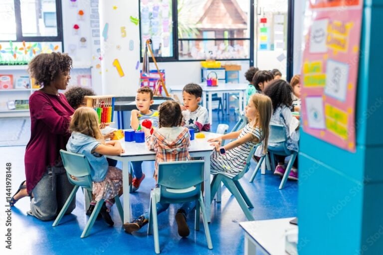 Por qué es importante enseñar Educación Sexual Integral en primaria 2 ninos aprendiendo con maestra en aula colorida