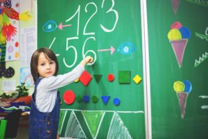 ninos aprendiendo con numeros coloridos en clase