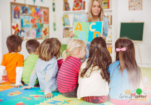 ninos aprendiendo en aula escolar colorida