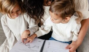 Cómo formar 15 oraciones con sustantivo y adjetivo en español 20 ninos aprendiendo espanol con libros y cuadernos