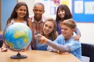 ninos aprendiendo historia con globos y mapas
