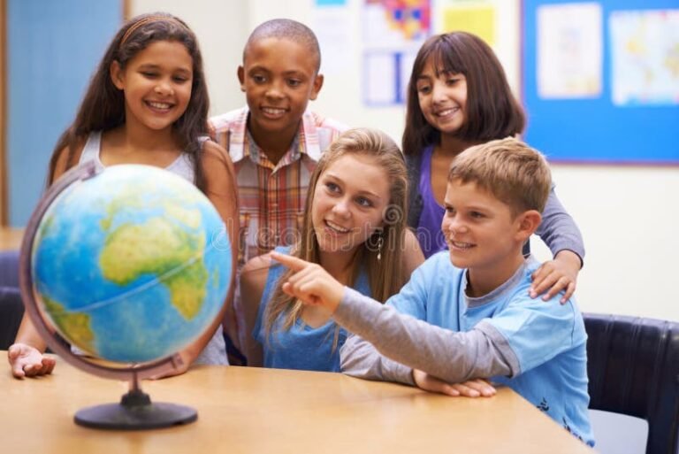 ninos aprendiendo historia con globos y mapas