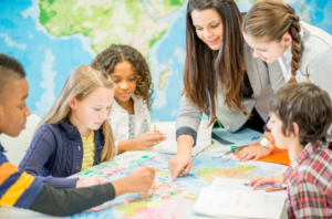 ninos aprendiendo historia con maestro vista mapa