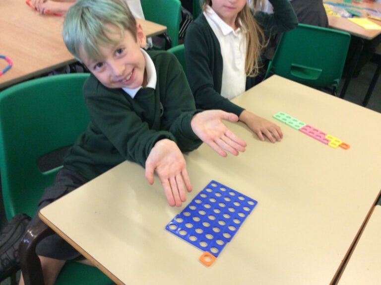 ninos aprendiendo numeros en clase primaria