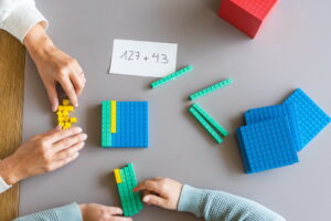 ninos aprendiendo valores posicionales con bloques