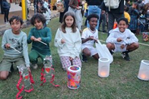 ninos celebrando acto escolar san martin