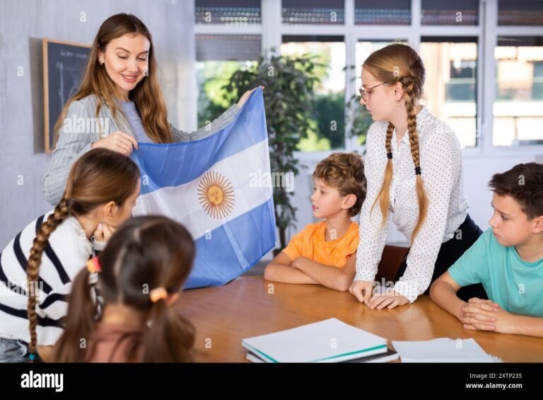 ninos en aula con banderas argentinas