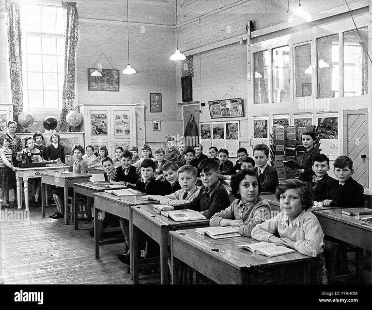 ninos en aula escolar vintage anos 60
