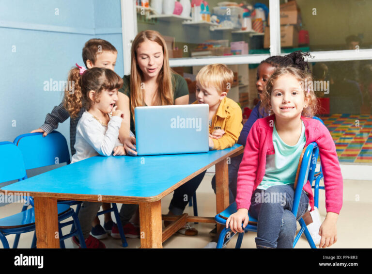 ninos en aula primaria estudiando juntos