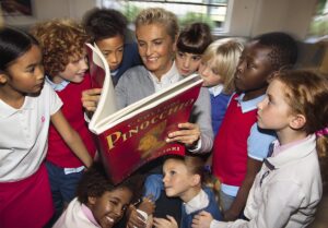 Por qué es importante leer cuentos a los niños desde pequeños 7 ninos escuchando cuentos con atencion