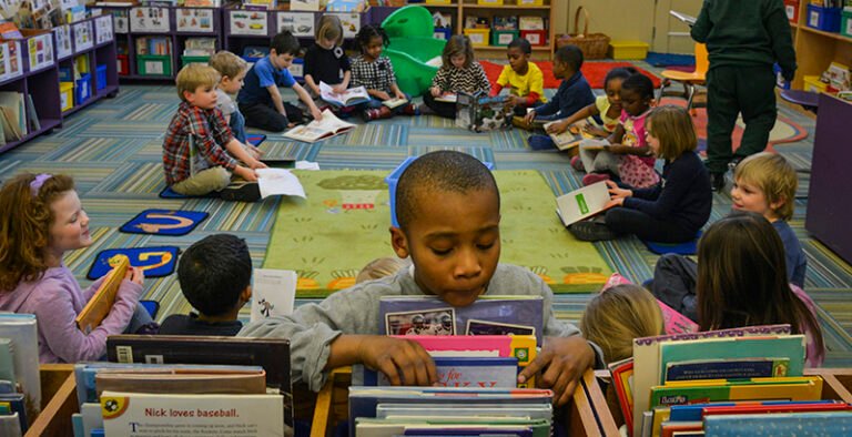 Qué actividades se regulan según el reglamento escolar vigente 2 ninos estudiando libros en salon escolar