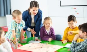 ninos estudiando y jugando en aula escolar