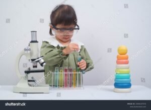 Qué es la ciencia para los niños y cómo se les puede enseñar 6 ninos experimentando con microscopio y probetas coloridas