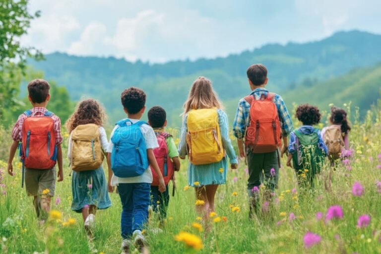 Cómo Solicitar La Autorización Para Salidas Educativas y Representación 2 ninos explorando con maestra en excursion escolar