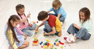 ninos explorando juegos educativos en grupo