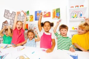 ninos felices en aula colorida primer grado