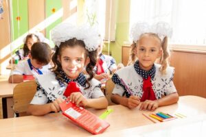 ninos felices en aula iniciando clases