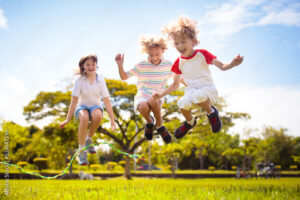 ninos felices jugando al aire libre