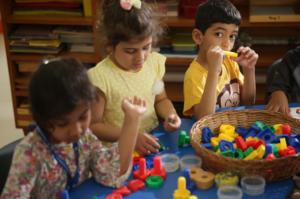 Dónde puedo encontrar actividades para "A Lucas se le perdió la A" 10 ninos jugando actividades educativas coloridas