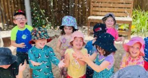 Qué actividades se pueden hacer para el Día del Agua en nivel inicial 1 ninos jugando con agua en jardin infantil