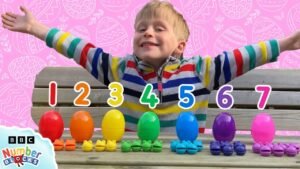 Qué actividades son efectivas para trabajar los números del 0 al 10 4 ninos jugando con bloques numericos coloridos