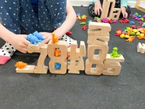 Cómo Enseñar Sumas a Niños de 7 Años Fácil y Divertido 28 ninos jugando con bloques sumando numeros